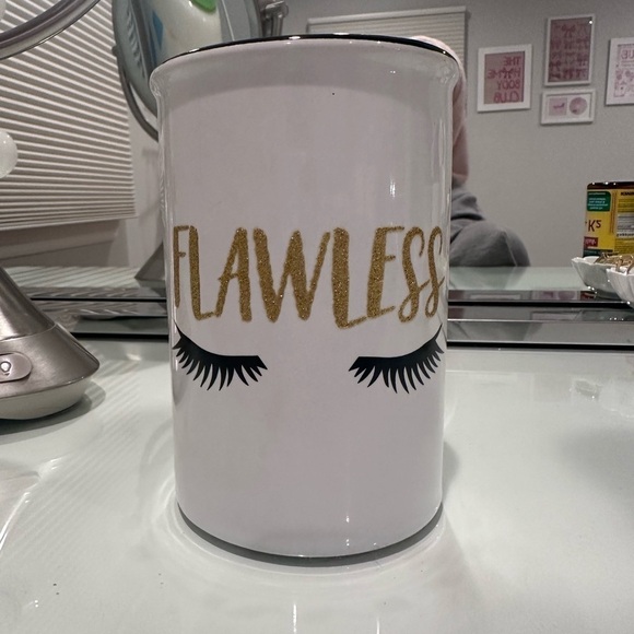 Flawless Makeup Brush Holder - Picture 1 of 4